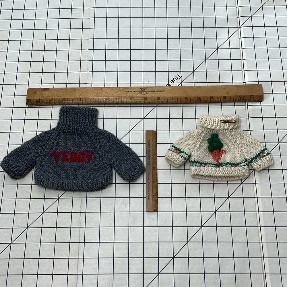 Boyds Collection Bear sweaters (c1994), Gray Bearwear, Cream w carrot & pin